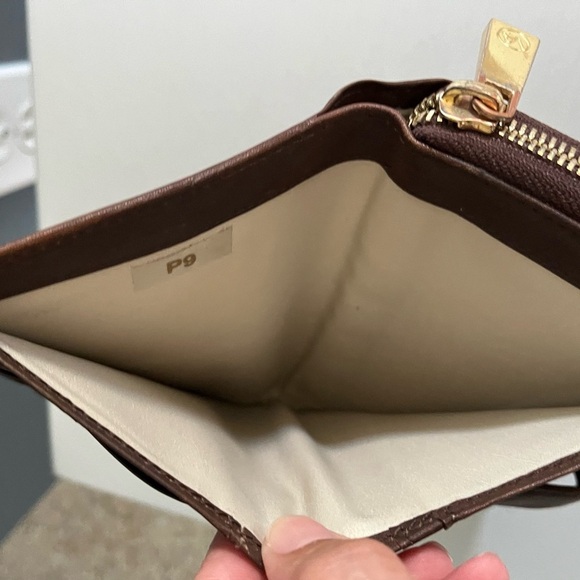 VTG Valentina Brown Leather Wallet with Gold Accent EUC. - Picture 10 of 16